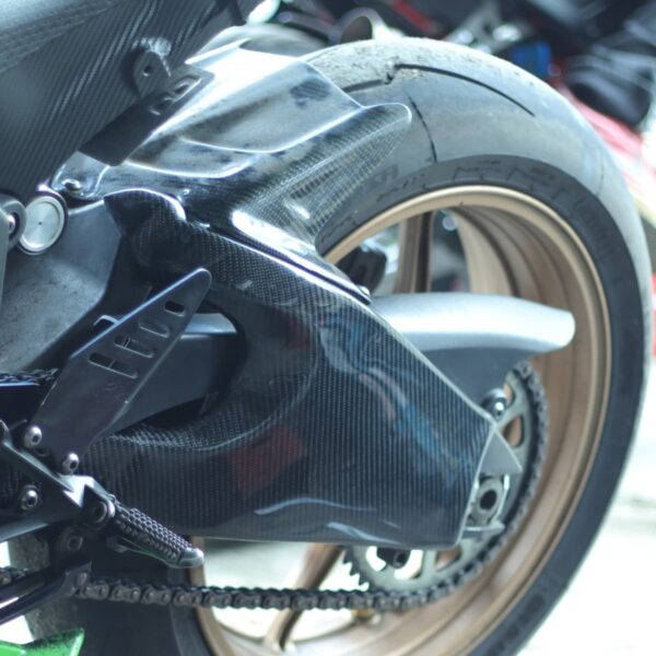 Second image of KABON KAWASAKI ZX6R 2009-2022 CARBON SWING ARM COVER
