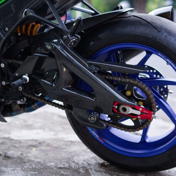 Second image of KABON KAWASAKI ZX6R 2009-2023 CARBON CHAIN COVER